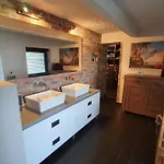 Modern Cottage, Views And A Jacuzzi 페치