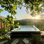 펜션 Modern Cottage, Views And A Jacuzzi