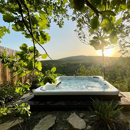 Case de vacanță Modern Cottage, Views And A Jacuzzi